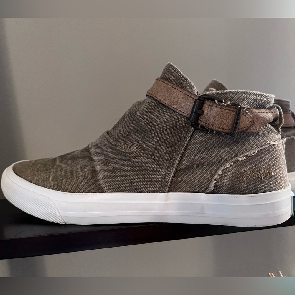 Women’s Blowfish Malibu high top sneaker size 9.5